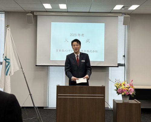 社長が訓示を述べている写真　新卒の肩あり.jpg